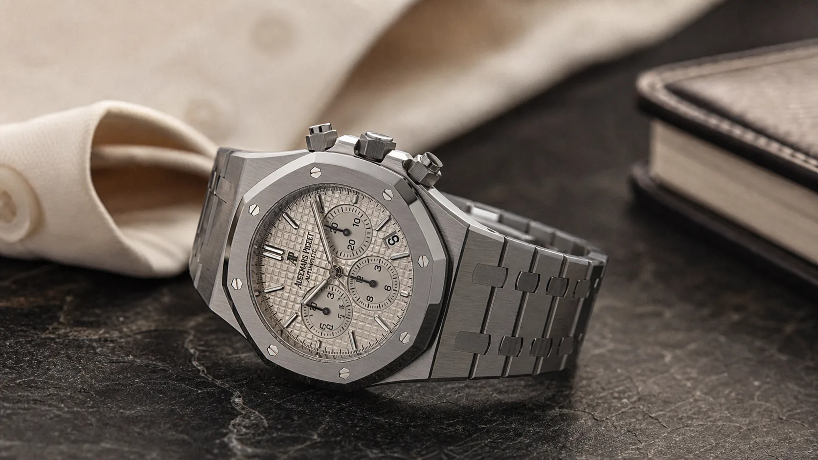 Audemars Piguet Royal Oak Chronograph acier ou or, gros plan lunette octogonale