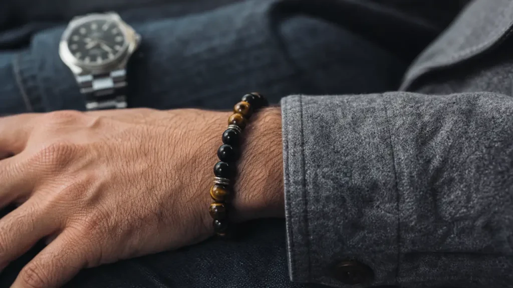 Œil de tigre, onyx ou pierre de lave : quelle pierre naturelle choisir pour un bracelet homme ?