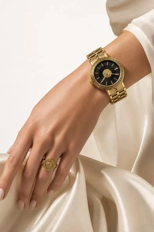 Montre Versace femme portée au poignet dans une scène éditoriale de luxe