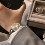 Montre femme Armani en acier sur poignet, gros plan