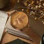 Olivia burton montre Bee sur comptoir bois clair