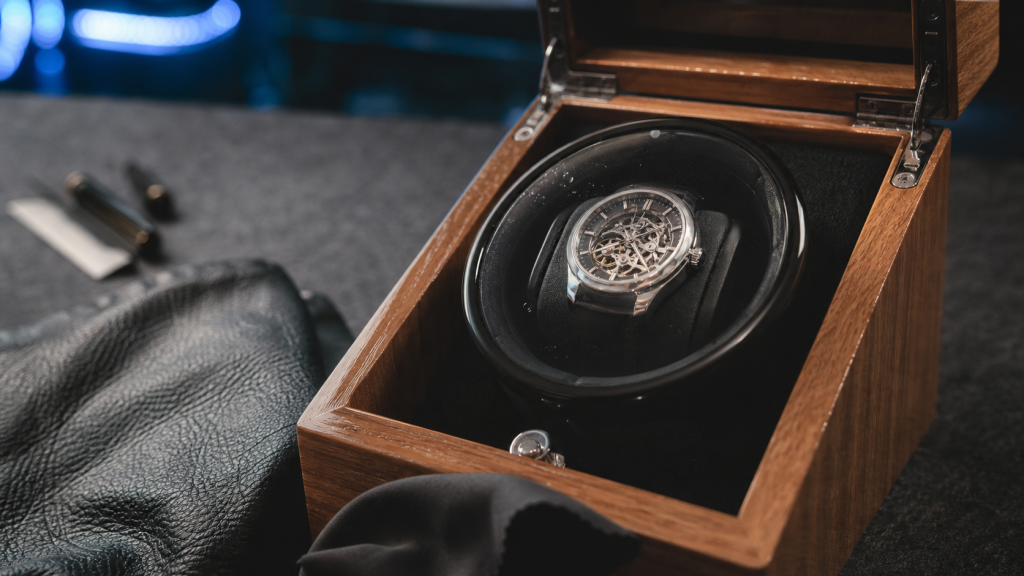 Remontoire montre automatique en chêne verni pour éviter l’arrêt après 42 h