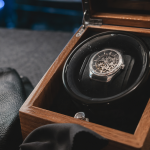 Remontoire montre automatique en chêne verni pour éviter l’arrêt après 42 h