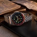 Seiko gmt5 4R34 : deux fuseaux horaires, gros plan