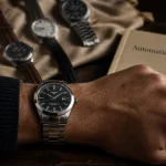 Montres automatiques Tissot homme PRX Gentleman Seastar sur table bois