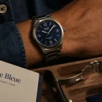 Montres bleues pour homme au cadran bleu marine et boîtier acier
