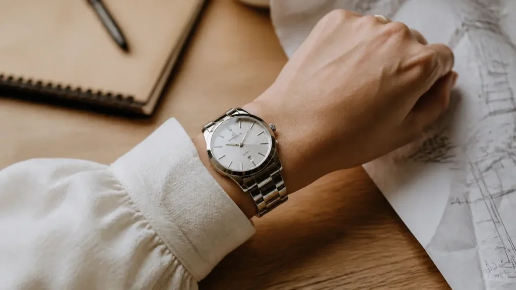 Montres bracelet acier femme : gros plan cadran et maillons acier