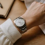 Montres bracelet acier femme : gros plan cadran et maillons acier