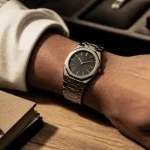 Montres Bvlgari pour homme : montre Octo octogonale facettée sur poignet masculin