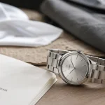 Montres femme argent : gros plan bracelet acier brossé, cadran rond