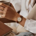 Montres femme marron : montre cognac au poignet, détail chic