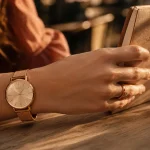 Montres femme or rose au poignet, bracelet doré-rose et style élégant