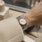 Montres histoire d'or femme : montre au poignet, vue en studio