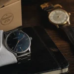 Montres histoire d'Or homme : montre minimaliste sur chemise blanche