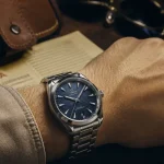 Montres omega homme : gros plan montre acier poli sur poignet