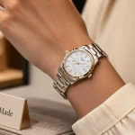 Montres Raymond Weil femme : montre à cadran en nacre au poignet
