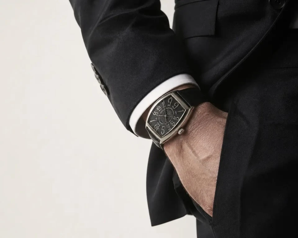 Franck Muller homme au poignet avec boîtier incurvé et cadran distinctif
