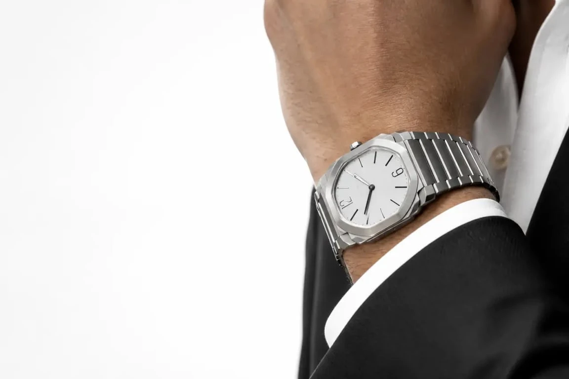 Bulgari montres homme portée au poignet dans un style éditorial de luxe