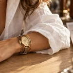 Montre bijoux femme originale sur poignet, cadran ovale doré