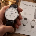 Montre NOMOS Tangente Bauhaus, gros plan au poignet