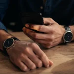 Montre quel poignet : gauche ou droite, vue rapprochée