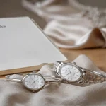 Montres femmes ovales : cadran nacré sur table bois clair