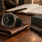 Montres hermes homme H08/Cut : montre noire élégante sur bureau