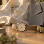 Tendance montre femme 2026 : mini-montre crème et bracelets cuir beige kaki, tons naturels
